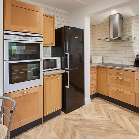 Host & - Fern Lea Glaisdale