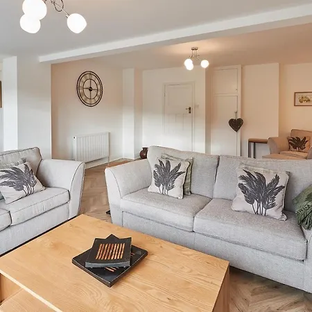 Host & - Fern Lea Glaisdale