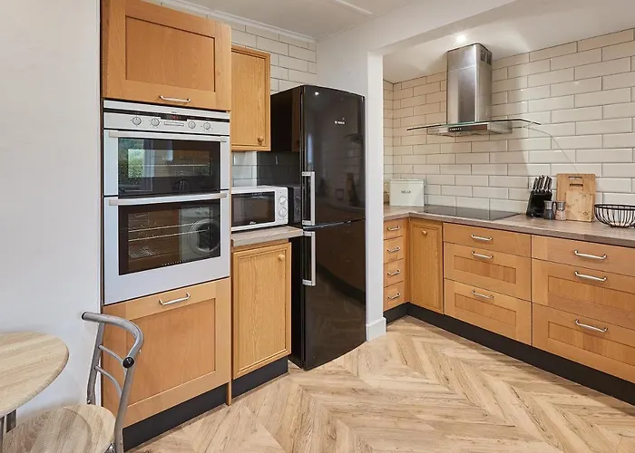 Host & - Fern Lea Glaisdale