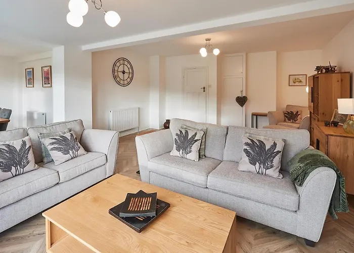 Host & - Fern Lea Glaisdale