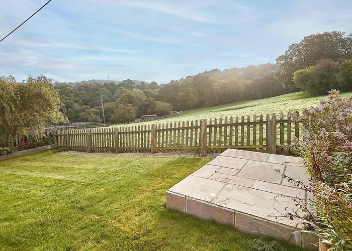 Host & - Fern Lea Glaisdale